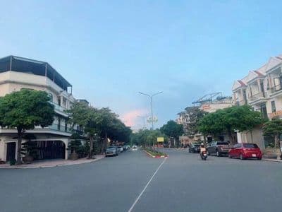 Nhà 2 lầu KDC Phúc Đạt, 7 tỷ, full nội thất