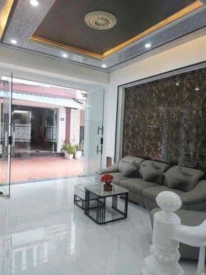 Nhà ngõ đông trung hành ô tô đỗ cửa