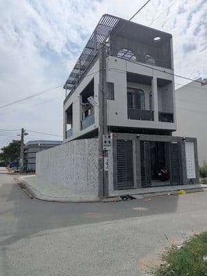 bán căn góc 3 mặt tiền đường thông thoáng phù hợp kinh doanh.
