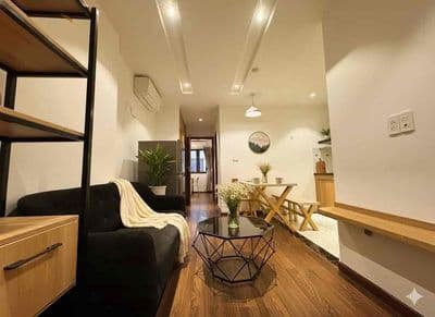 Cho thuê căn hộ cao cấp 55m2, mặt hồ Ngọc Khánh.Full đồ