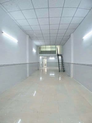 Nhà mới 4m×20m. may mặc kho chứa hàng đi gò vấp 5.phut