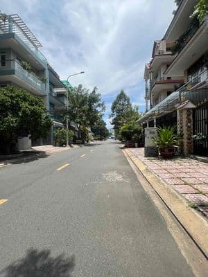 Huỳnh Tấn Phát - Quận 7 - Xe Hơi Ngủ Trong Nhà