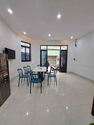 Cho thuê nhà 3 tầng kiệt oto Tạ Hiện gần chợ Hòa Cường. Full nội thất