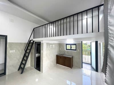 Trống lại duplex rộng rãi, thoáng mát, cửa sổ trời, ban công riêng
