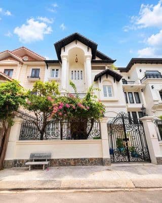Đẳng cấp! villa sân vườn - hầm - 3 tầng - phú mỹ hưng! full nội thất!