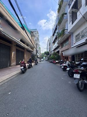 Hẻm 8m có vỉa hè sát Mặt tiền - Lạc Long Quân - 35m2, 5 tầng.