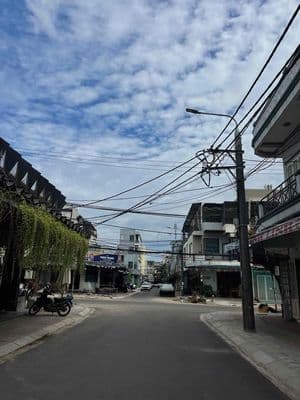 Cho thuê nhà Mới 2 tầng mt Tiên Sơn gần Chợ Hòa Cường.Full nội thất