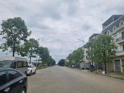 Cả dãy có 1 căn bán ,kđt mới PHÚ LƯƠNG (giáp Văn Phú ) trục đường 30m