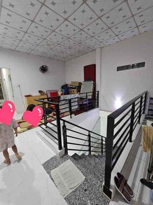 Nhà hai tầng còn mới sát đường lớn giá tốt khu vực