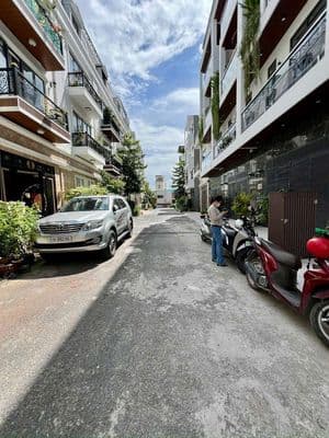 Nhà phố gần cầu an lộc, trệt, 3 lầu, 5pn, nội thất cơ bản