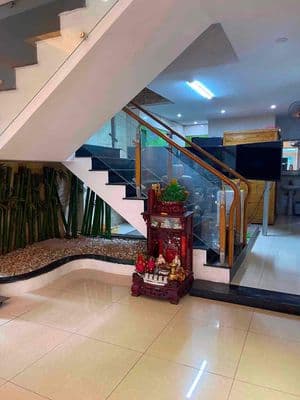 nhà nguyên căn 2 lầu, 5x18m, 4PN, vị trí đẹp, giá 18tr TL