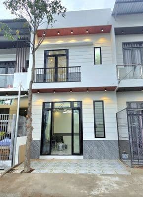 Nhà mặt tiền lộ 12m giá quá rẻ cách huỳnh thị nở 15m