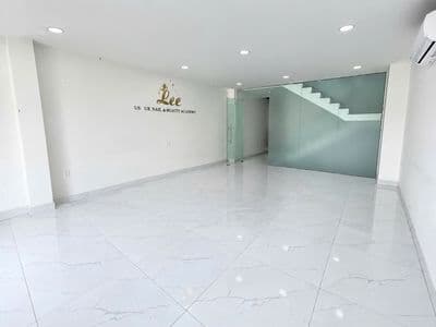 Nguyên sàn lầu 2 giá 11tr diện tích 100m2