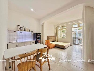 Căn hộ tách bếp balcony 35m2 full nội thất ĐH ISB, chợ Tân Định