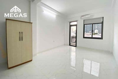 Studio cửa sổ ban công thoáng khu nhà phố Manhattan