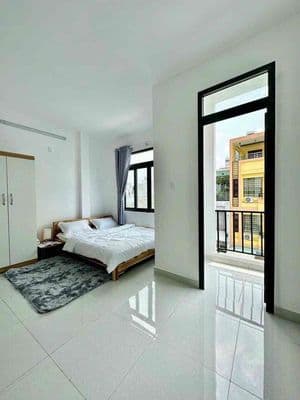 Căn hộ dịch vụ full nội thất, ban công, cửa sổ thoáng mát