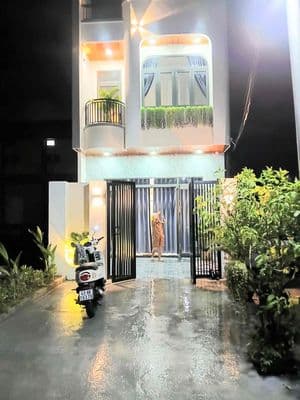Nhà kiệt 4m cách đường chính 10m, Ôtô vào tới nơi, hướng Đông Nam