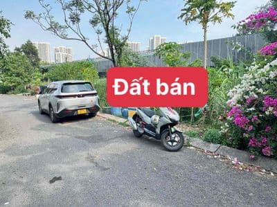 Ngay ngã 3 Nguyễn Văn Tăng - Nguyễn Xiển. Hẻm xe hơi thông, cách đườn