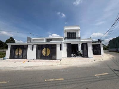 Nhà lầu tân cổ điển mặt tiền đường nhựa, Bến Cát