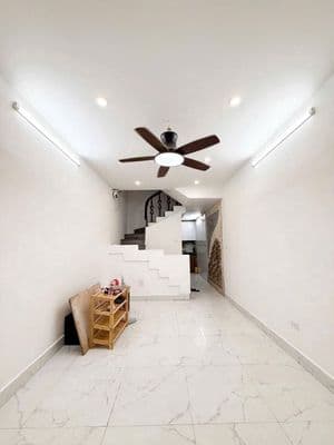 Cho thuê nhà 35m2 x 5 tầng, Ngõ Thịnh Quang, Đống Đa