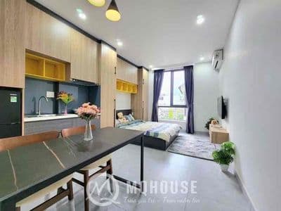 Studio cửa sổ lớn thoáng mát