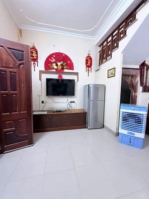 Cho thuê nhà 32m2 x4 tầng, 2PN, ô tô đỗ cửa, Long Biên