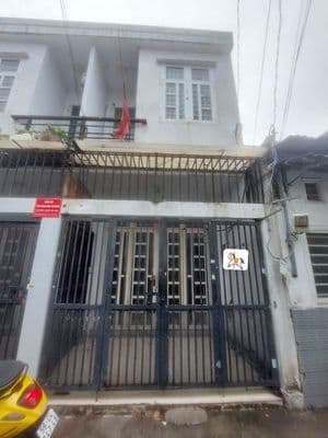 Cho thuê nhà Mặt tiền hẽm đường Phạm Hùng C4 DT.4m×18m } 1 Lầu 3 Phòng