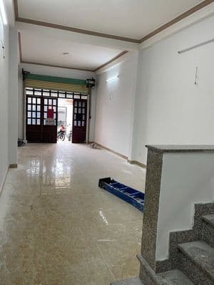 cho thuê nhà mặt tiền 2 lầu rộng rãi