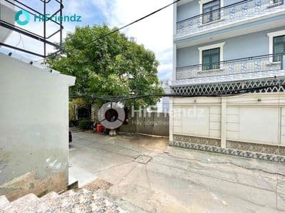 Kiot kinh doanh mới xây - có gác - giá tốt - gần ngã tư bốn xã