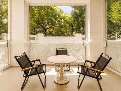 Villa sân vườn rộng rãi, khuôn viên xanh mát, có hồ cá koi
