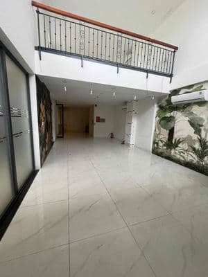 Cho thuê tầng trệt 50m2 sẵn bàn ghế máy lạnh phù hợp văn phòng