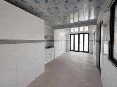 Kiot hẻm lớn - xe di chuyển đông đúc