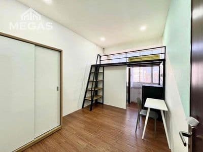 Đúng dá-Cho thuê phòng Gác duplex mặt tiền Q5,cách UEH 400m,Thang máy