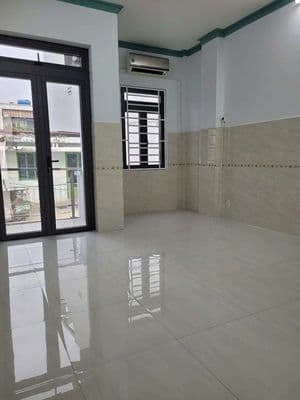 cho thuê nhà nguyên căn 4p ngủ máy lạnh,sân để xe và pk rông
