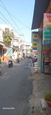 Nhà mặt tiền hồng lạc chuyên vải