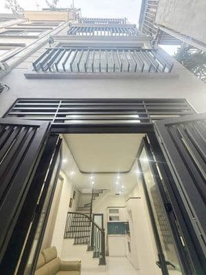 Nhà mới 5 tầng, ô tô đỗ cổng, gần phố, giá 6 tỷ