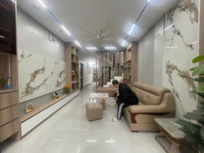 Nhà mới thang máy 42 phố thịnh liệt gần giáp nhị dt65m2x5t giá 22tr
