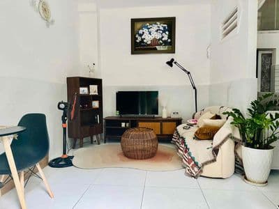 Nhà nguyên căn 2PN 2WC ban công - 2 lầu 1 trệt ngay chợ Tân Định Q1
