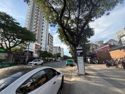 Mặt tiền hồ nghinh . ngang 12m . gần pv đồng