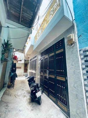 nhà nằm ngay trước cổng trường học bình long giáp tân phú . giá hơn 2t