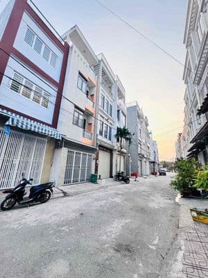 nhà 4 Tầng 4PN đường 9m KDC dân trí cao sạch sẽ giáp Q2