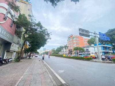 Cho thuê nhà mặt tiền Nguyễn Văn Cừ, Long Biên, kinh doanh tốt