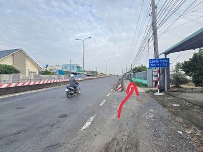Đất thổ 3 mặt tiền.