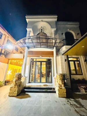 Hạ giá bán gấp biệt thự sân vườn tân cổ điển