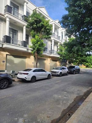 Cho thuê nhà 1trệt 2lầu: 4pn,3wc full nội thất sát KCN Nam Tân Uyên