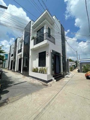 Nhà góc 2 mặt tiền, có sân để xe riêng, oto tới nhà