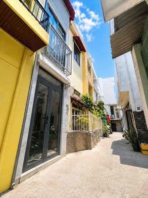 Bán nhà 3 tầng hẻm 3m vào ở ngay trên đường Tôn Đản