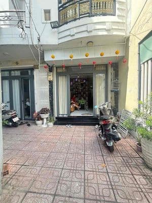 4.95 tỷ – nhà 3 tầng 4pn, sân rộng – hẻm xe hơi nhỏ huỳnh tấn phát