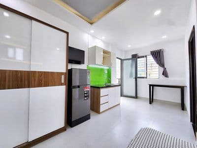 Studio ban công- thang máy- bảo vệ ngay đh bách khoa- kinh tế 5p