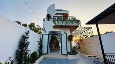 Villa sân vườn 288m2 full nội thất giáp ranh bình chánh